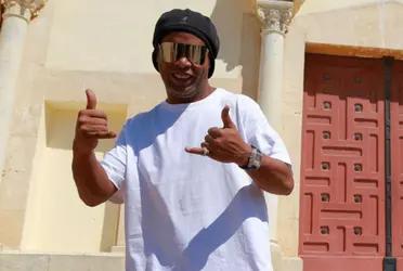 The New San Luis team announces Ronaldinho.