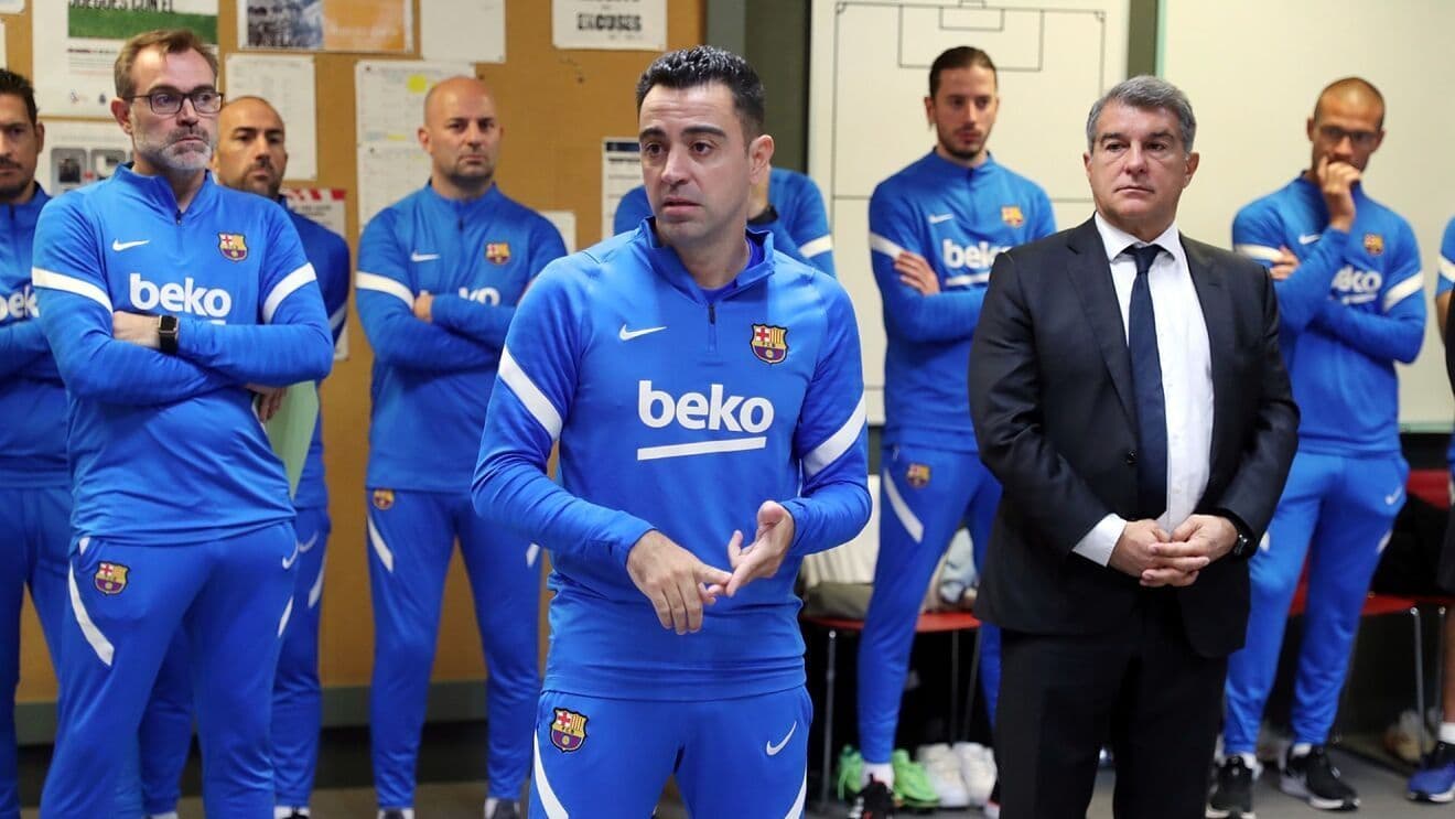 The owner of the English club Tottenham, Joe Lewis, is in Barcelona and his visit would be related to a meeting with the culé team to close the transfers of Sergio Reguilón and Memphis Depay.