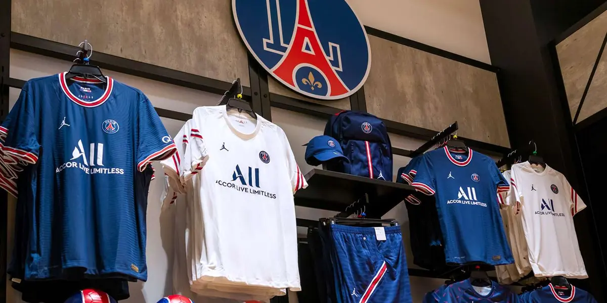 The Parisian team and Real Madrid are currently negotiating the possible transfer of Kylian Mbappé. Meanwhile, in two of the official PSG stores, the Frenchman's shirt is no longer available.