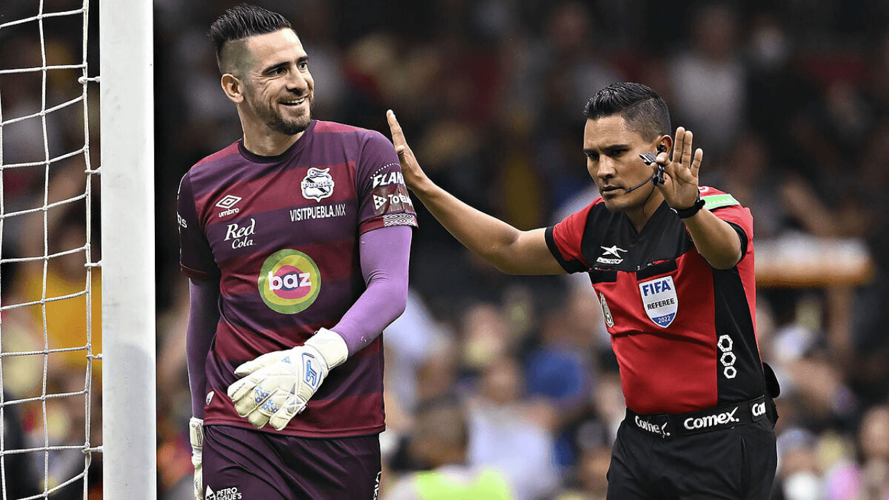 The penalty kick taken by Diego Valdés, which gave him the lead in the match, should not have been retaken, according to this referee with experience in World Cups.