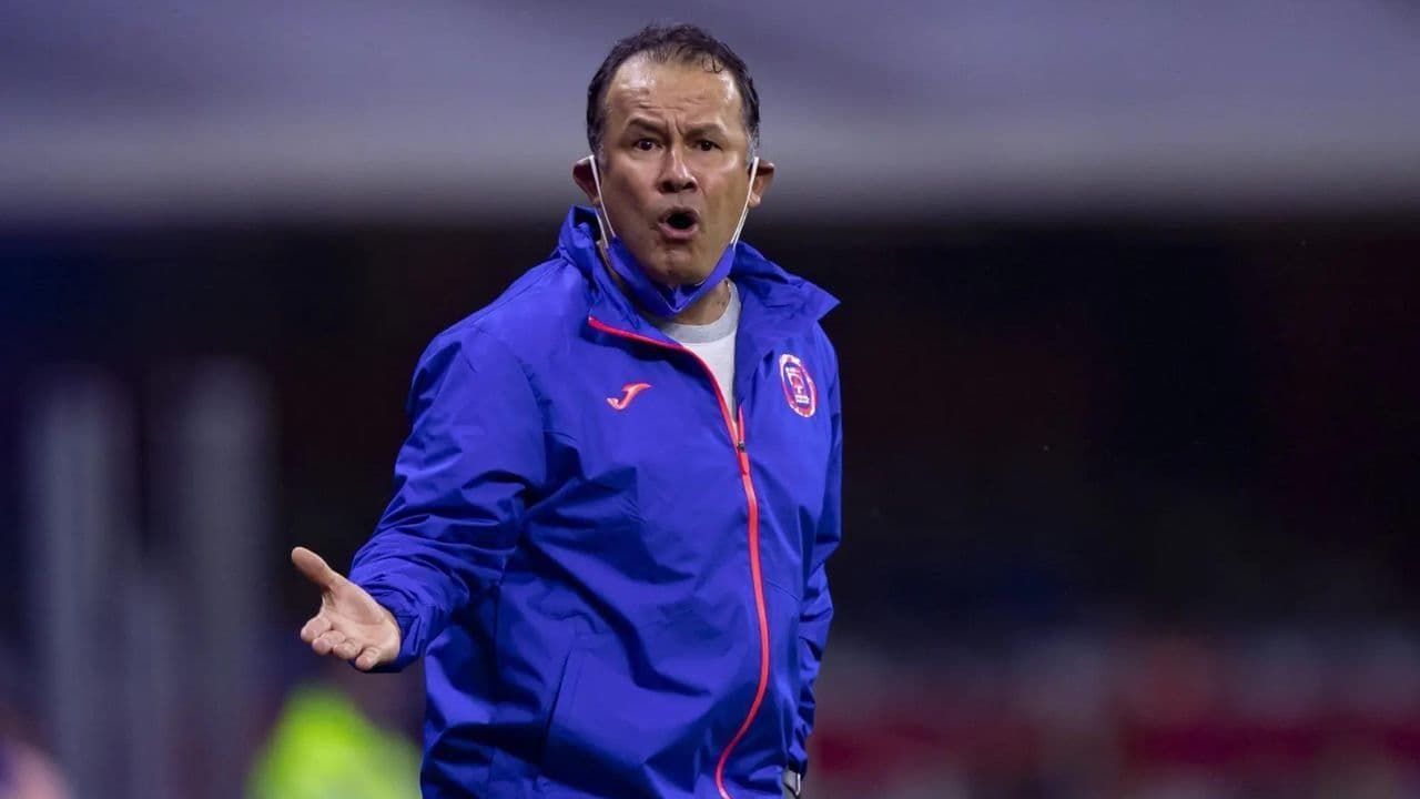 The Peruvian has not closed the door on his departure, as the club has not paid him what he is legally entitled to.