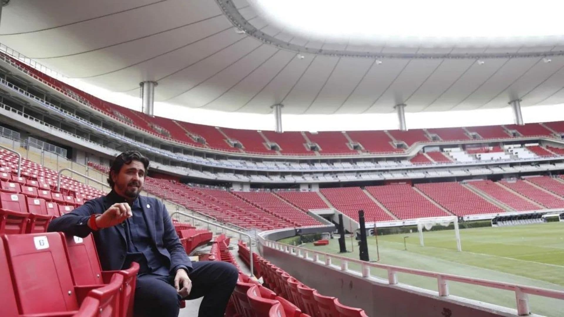 The pitch of Estadio Akron was also in awful conditions.