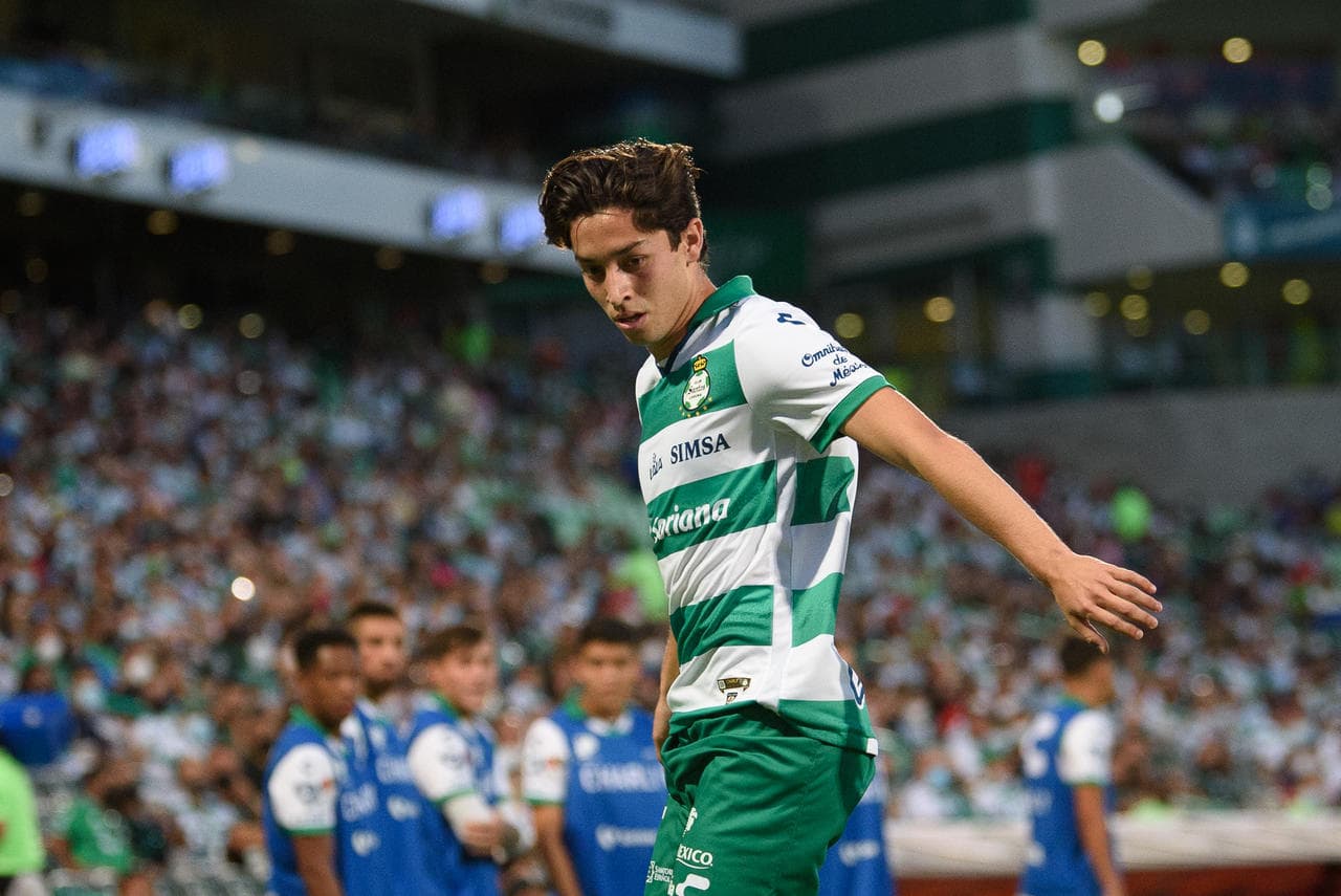 The player was sent off for this foul and left his team a man down, which contributed to Santos Laguna's defeat against Necaxa.