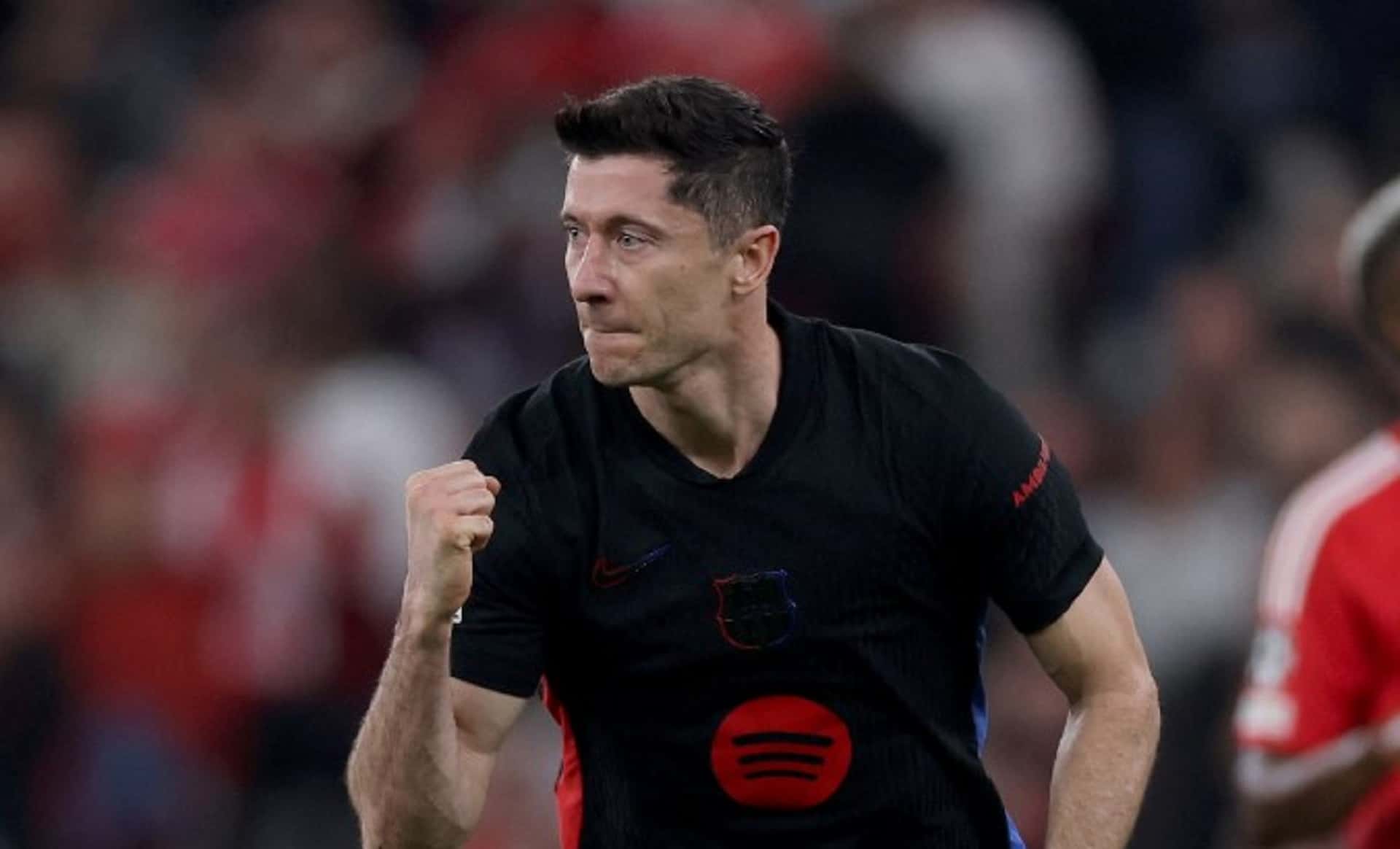 The Pole brought Barcelona closer with a penalty to reach 27 goals for the season.