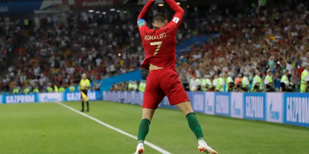 The Portuguese star has delighted us with several colorful celebrations of his goals, but perhaps the most famous is his particular jump, with his arms bent back.