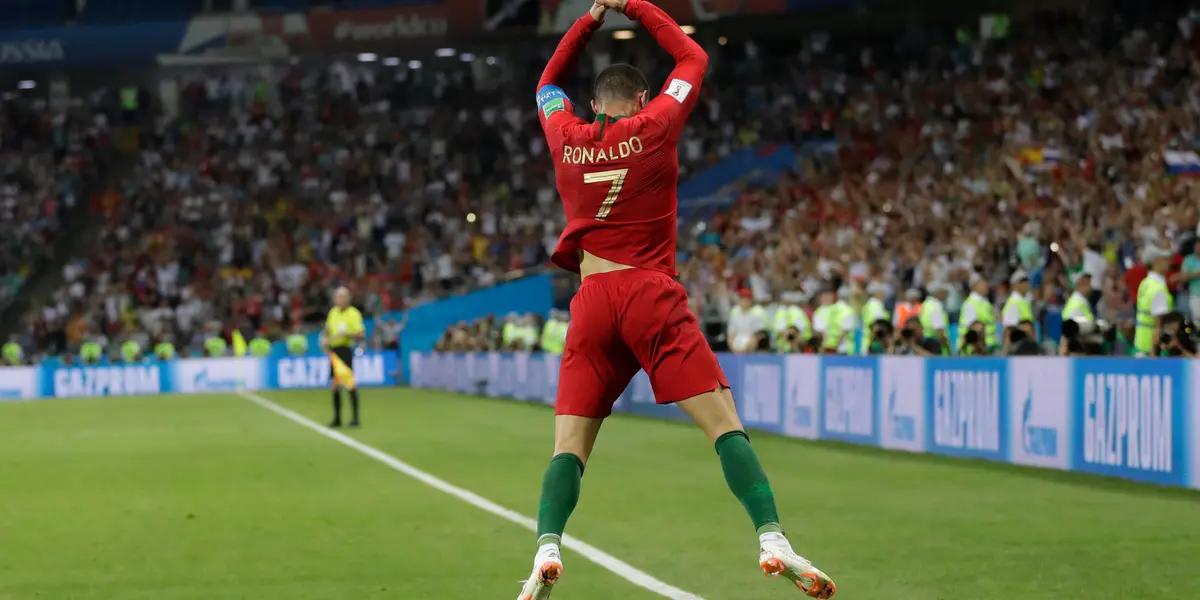 The Portuguese star has delighted us with several colorful celebrations of his goals, but perhaps the most famous is his particular jump, with his arms bent back.