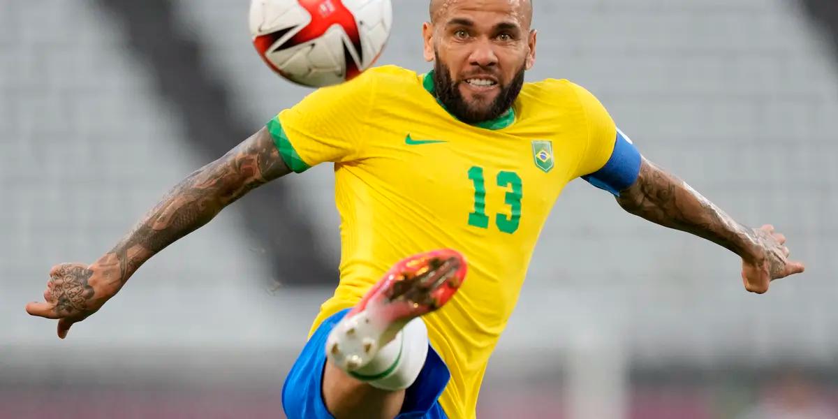 The president of Estudiantes de la Plata, Juan Sebastián Verón, revealed that he had contacted the Brazilian defender to take him to Argentina. "The proposal excites him", he clarified.