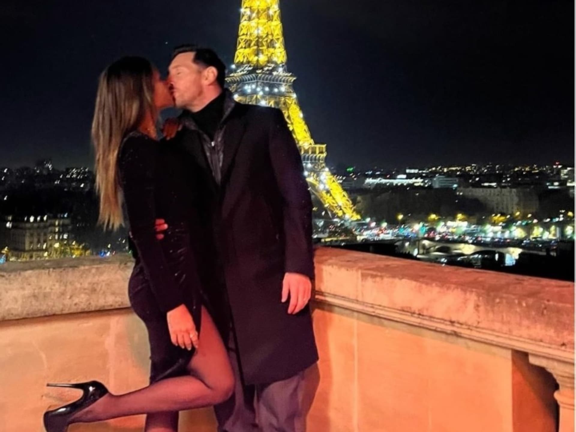 The PSG striker and his wife have stopped the networks with some images with the Eiffel Tower in the background, in a spectacular dinner in the French capital, which is the best you will see today.