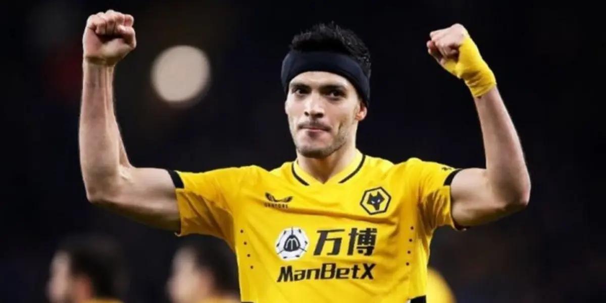 The question has been on the minds of many soccer fans who still don't know the reason why the player wears such a garment.