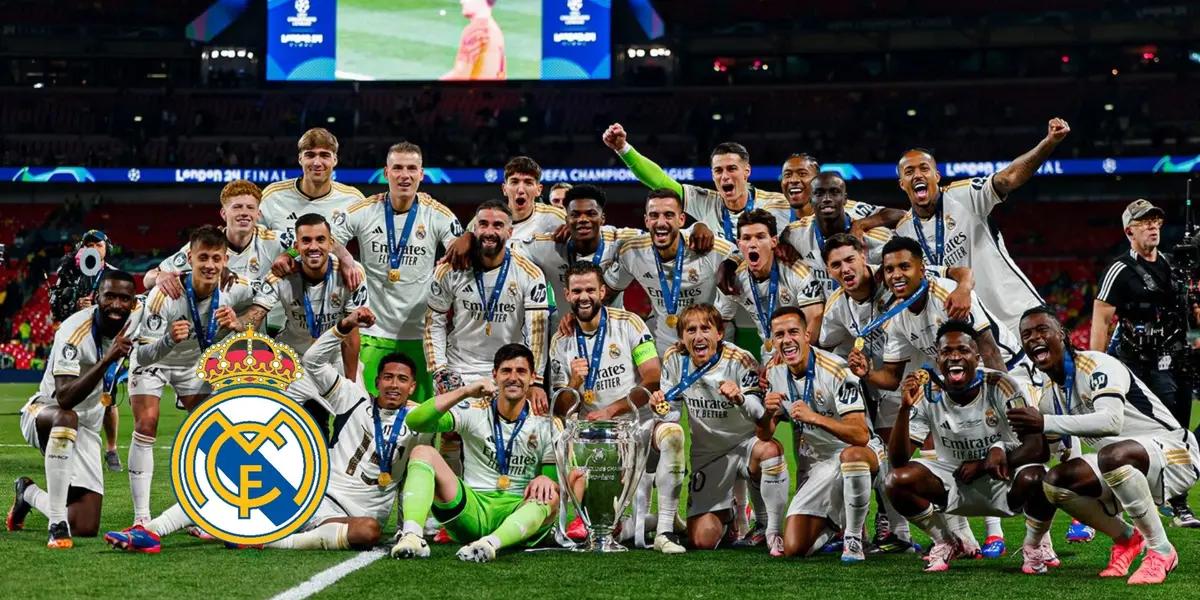 The Real Madrid squad takes a picture together with the Champions League trophy.