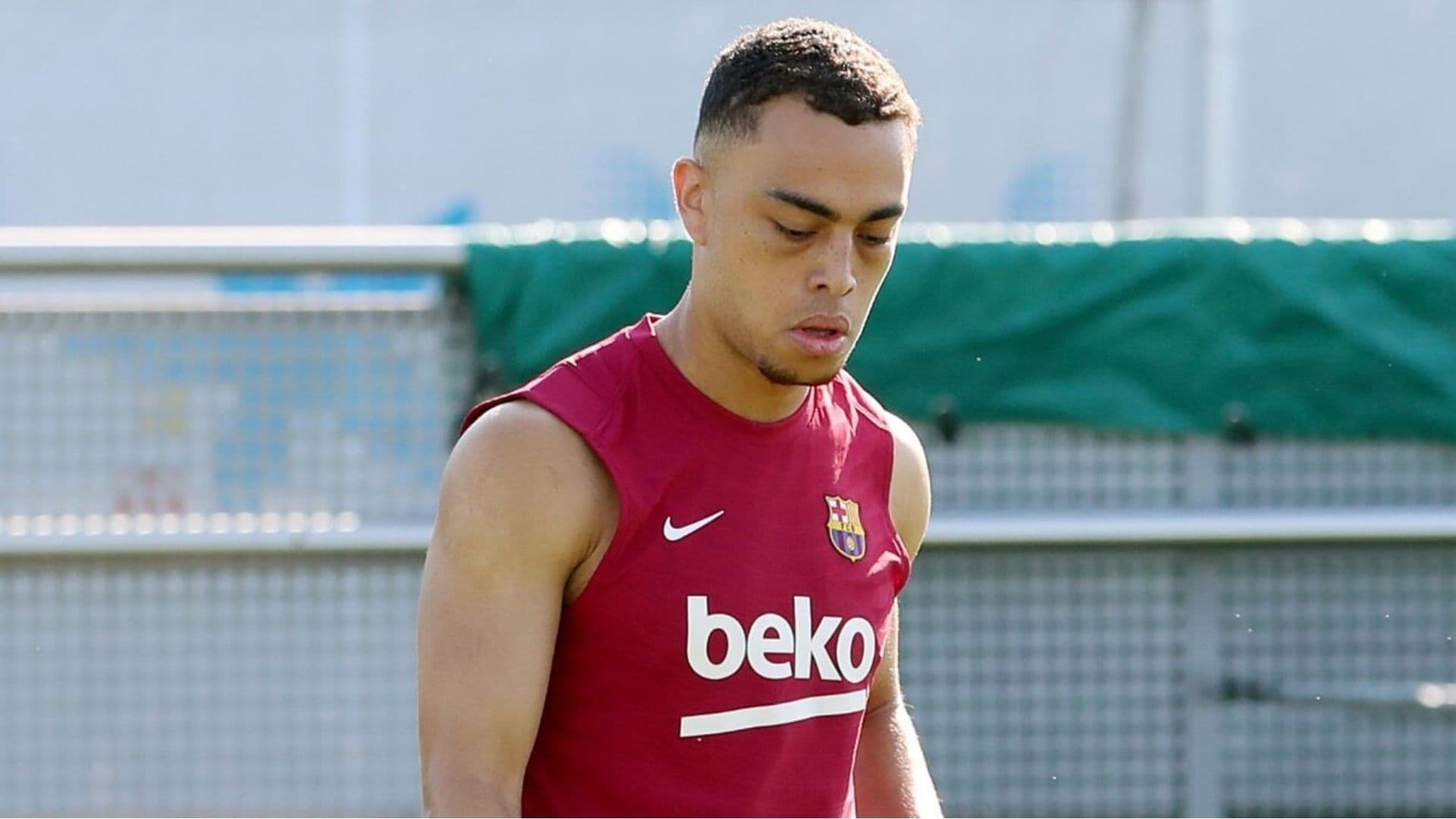 The Red Devils are in need of a right-back.