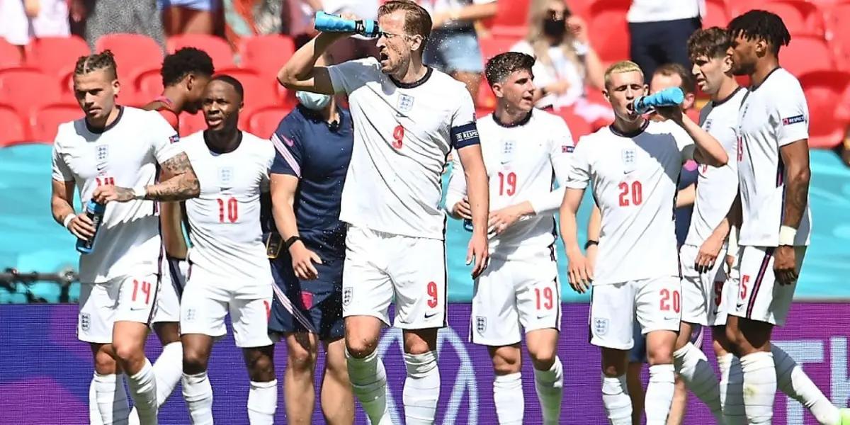 The Red Devils are not the only ones looking to sign the player, as Chelsea are also tracking him.