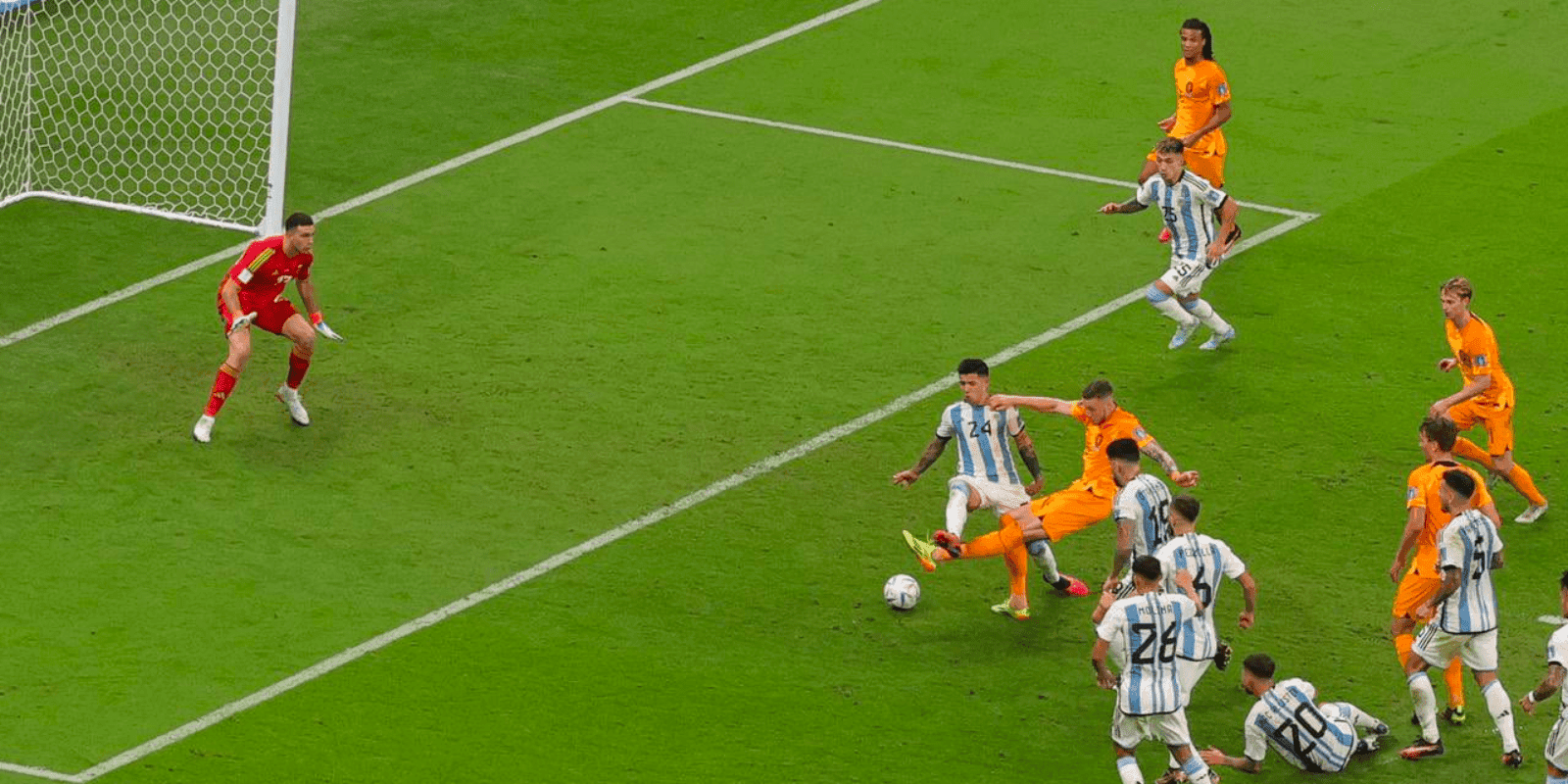 The referee Mateu Lahoz whistled a foul that allowed the agonizing draw of the European team.