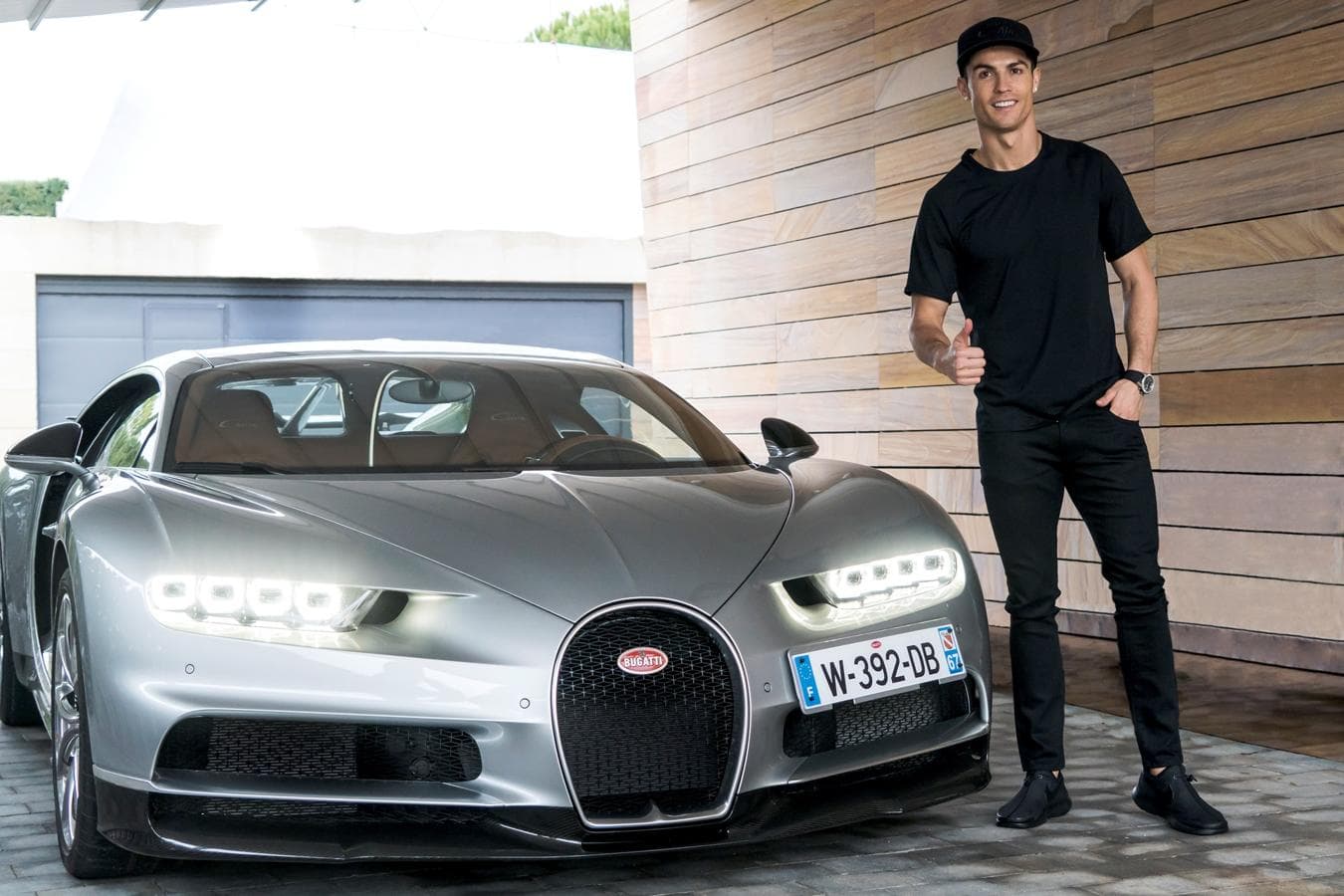 The salaries of footballers can be crazy for the common people. In fact, perhaps a simple transfer that can save your team financially for life. The case of Cristiano Ronaldo a plaer of Juventus, and the Portugal National Team, is no exception.