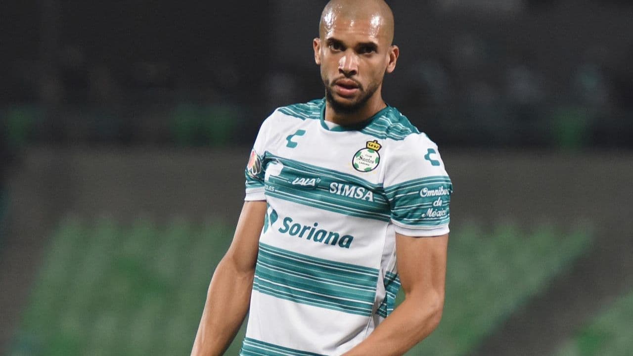The Santos defender received the last document he was missing before the exams.