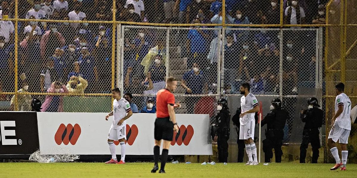 The security operation found objects that endangered the safety of the assistants and players, such as large stones, as well as prohibited drinks to sell during the meeting.