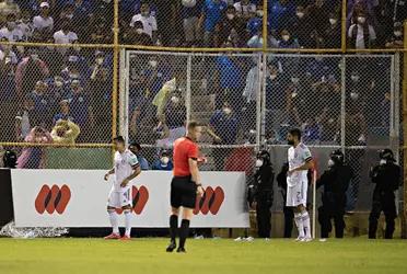 The security operation found objects that endangered the safety of the assistants and players, such as large stones, as well as prohibited drinks to sell during the meeting.