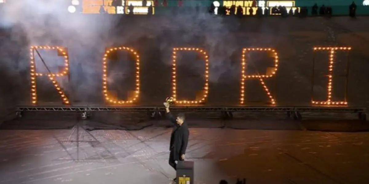 The Spaniard presented his trophy to the Manchester City fans at the Stadium ethics before the match against Tottenham.