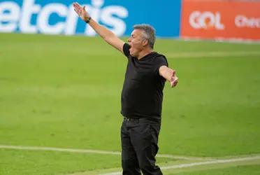 The Spanish coach had a debut for oblivion in the Copa Libertadores and the critics did not wait.