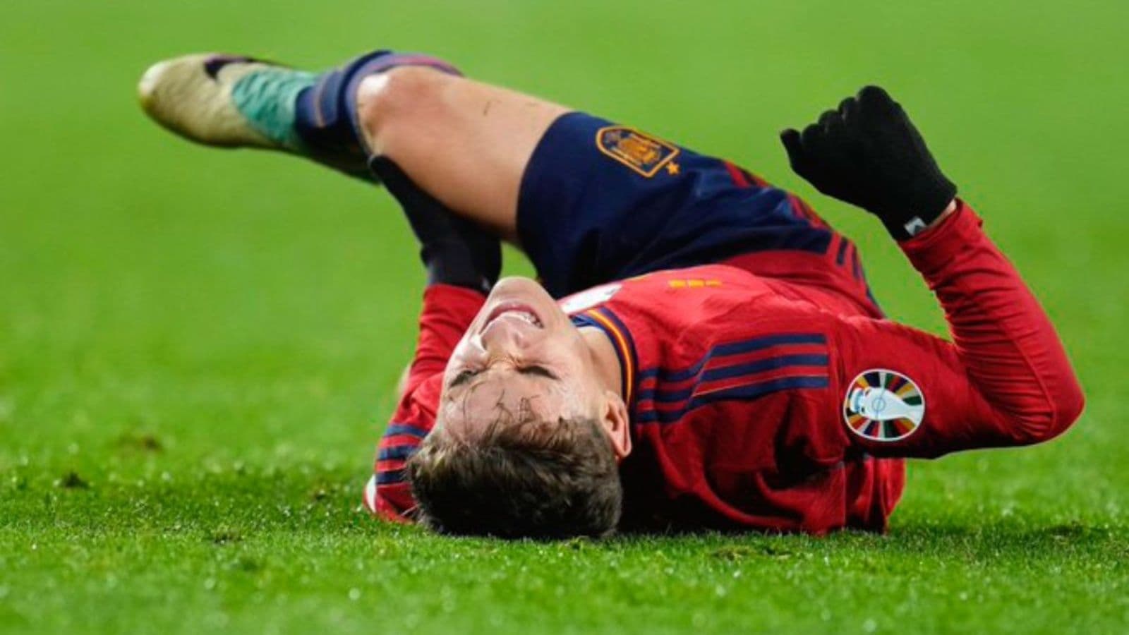 The spanish international suffered a serious injury and his club will receive a few millions
