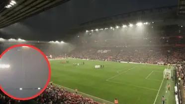 The stadium had problems due to the large amount of water that fell during the game and was damaged.