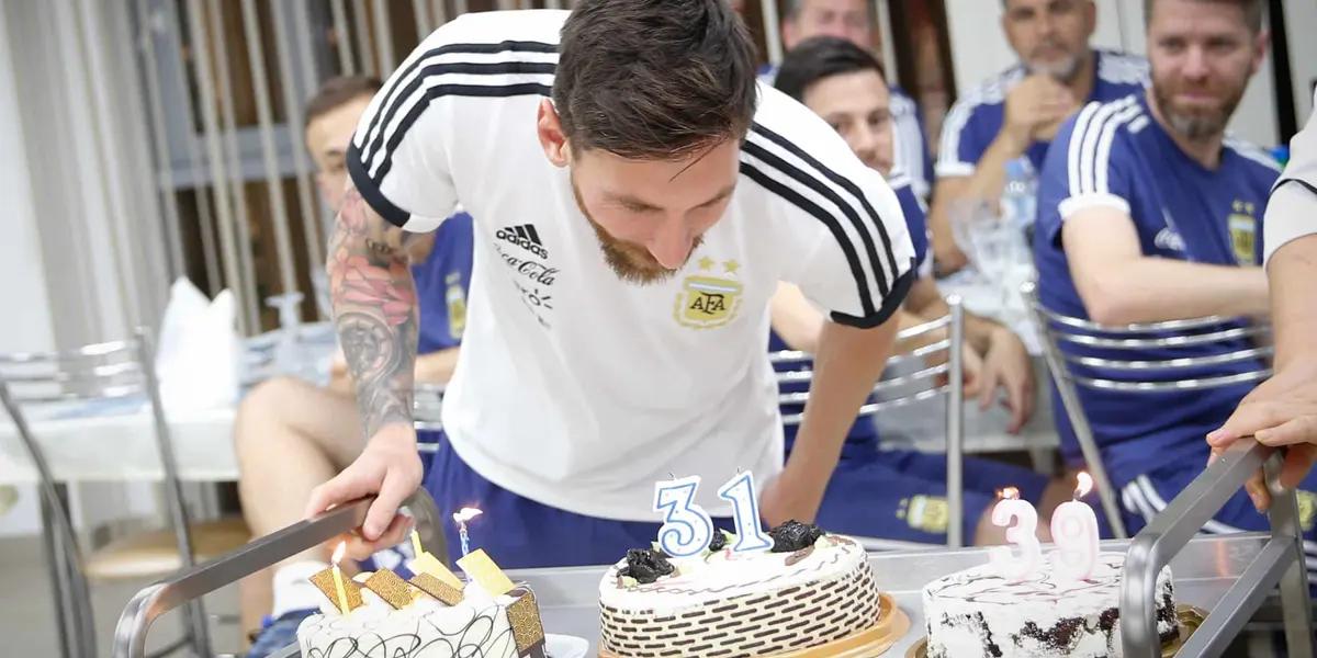 The team players got together to surprise ‘Lio’ and give him some gifts. There was no lack of laughter and jokes and ‘Kun’ Agüero ended up throwing them out to continue sleeping.