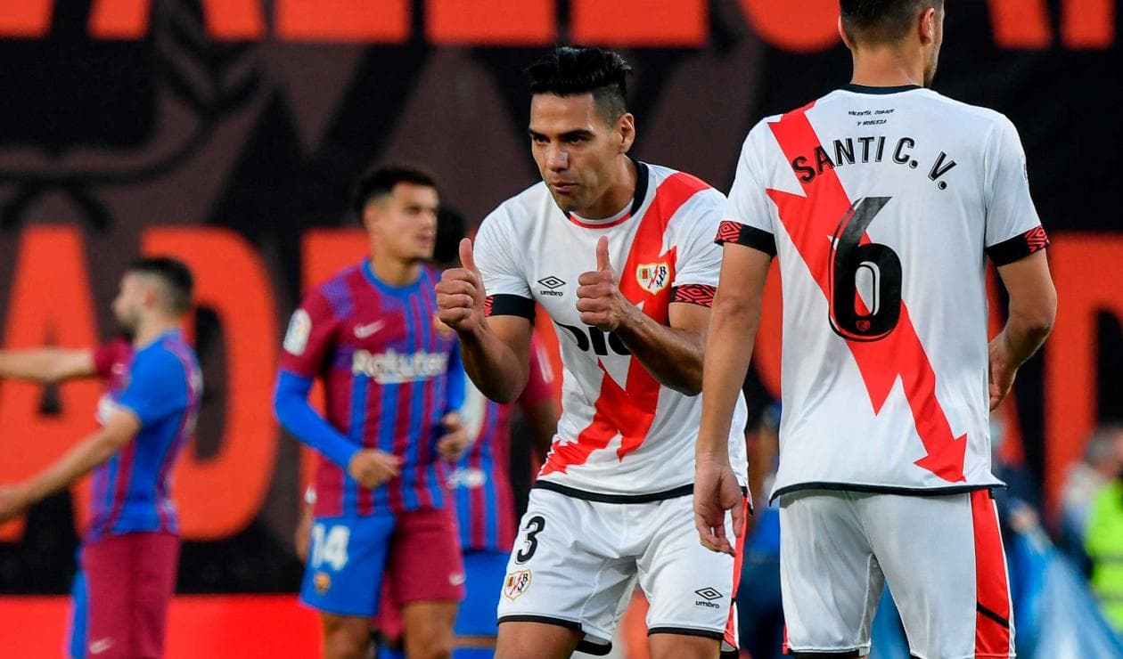 The ‘Tigre’ from Santa Marta discarded Piqué to score an anthology goal in Barcelona vs. Rayo Vallecano, who made the entire Vallecas stadium jump and chant the name of Falcao, who already has four goals.