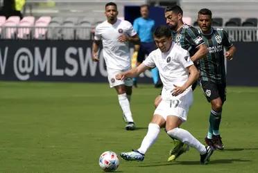 The tournament has started and the fans follow it very closely.