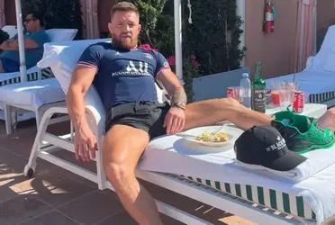 The UFC star posed with the Paris Saint-Germain shirt, and assured that he will be present at the Argentine's debut against Reims.