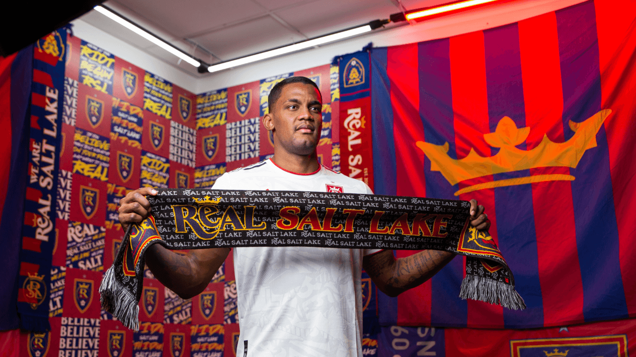 The Venezuelan striker arrives from F. C. Augsburg looking to relaunch his career.