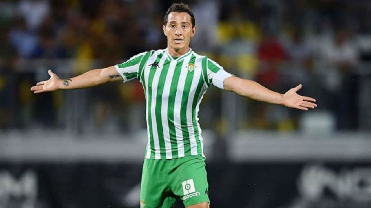 The veteran Mexican player simulated an impact on his head by throwing a water bottle on his head and falling to the ground.