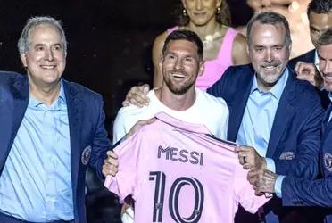 The wife of one of the owners of the pink team gave a gift to the wife of the world champion.