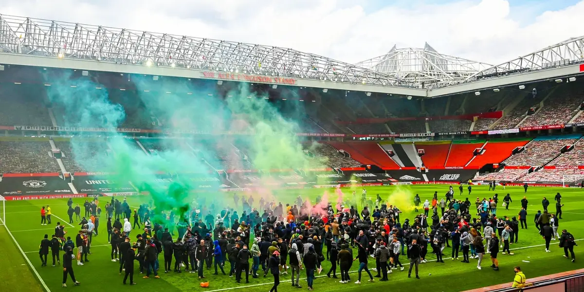 Manchester United fans invaded Old Trafford and suspended the game against Liverpool: Photos and video