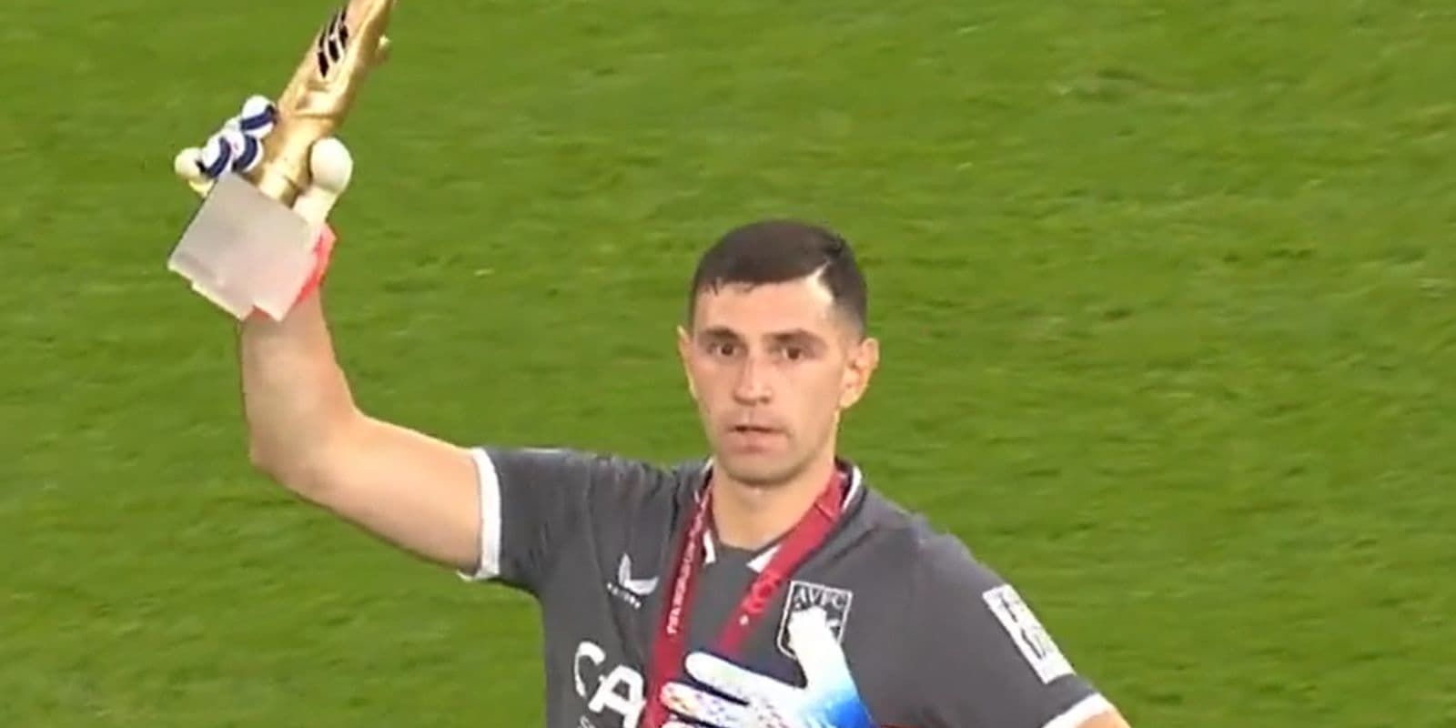 This is how Dibu Martinez will be received at Villa Park, now that he will be playing as a starter