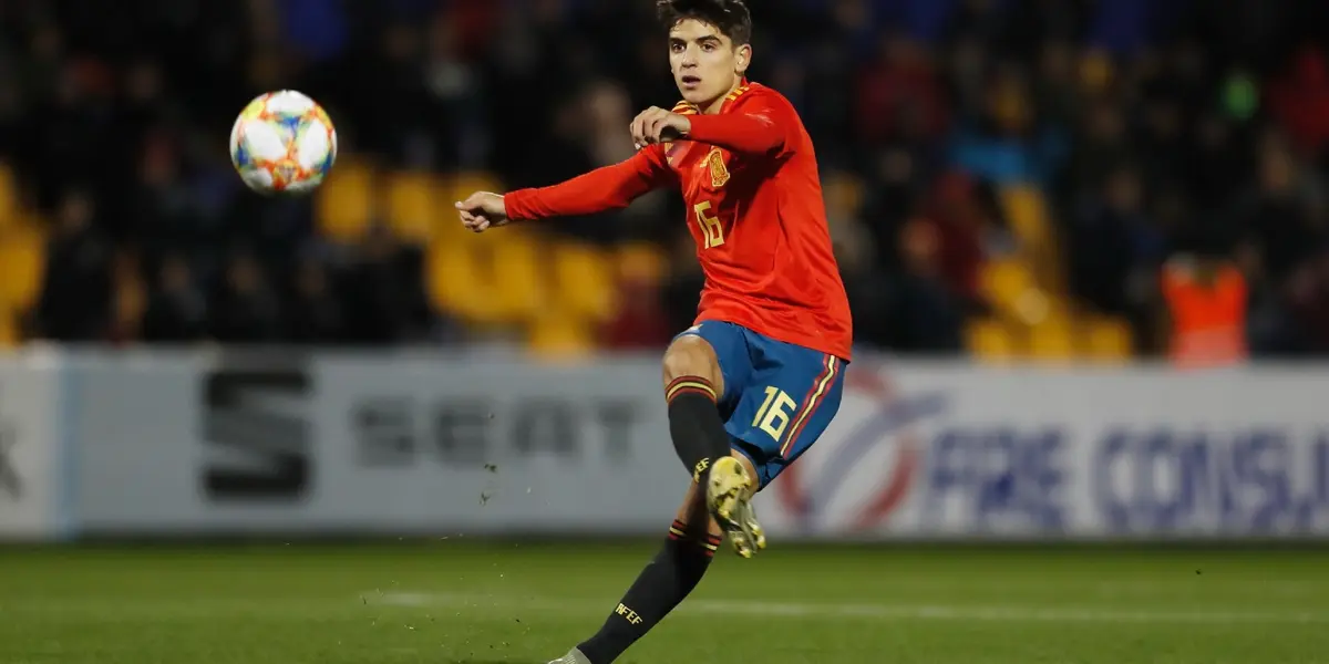 This young midfielder has just renewed his contract and FC Barcelona and Real Madrid, who are reportedly following him, have been told they need to pay his release clause if they want to sign him.
 