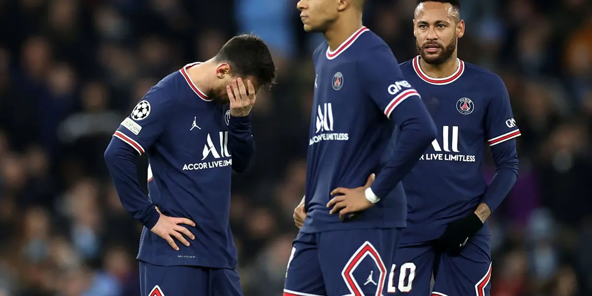 Walking the field as if they were in the park. The defeat in England has hit hard in the Parc des Princes, and a photo of the famous trident has gone viral and generated outrage among fans.