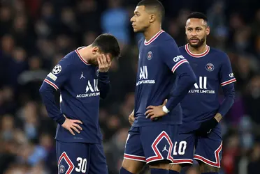 Walking the field as if they were in the park. The defeat in England has hit hard in the Parc des Princes, and a photo of the famous trident has gone viral and generated outrage among fans.