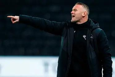 Wayne Rooney went to a hotel with several friends and several girls they had met. The ex of the Manchester United fell asleep in a chair and the photos are already viral.