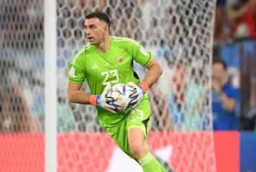 What Dibu Martinez did after receiving the trophy for the best goalkeeper of the World Cup 2022