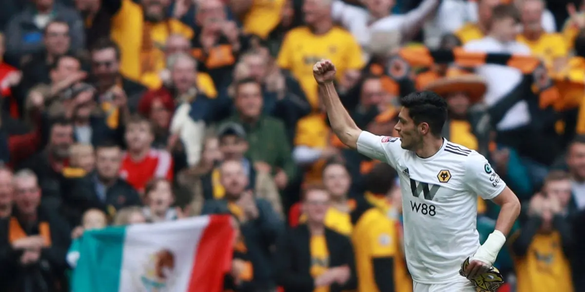 Wolverhampton´s fans organized for a money collection and make a banner with Raul jimenez´s name dedicating words of encouragement