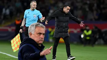 Xavi Hernandez angry during the FC Barcelona vs PSG match while Mourinho throws a thumbs up.