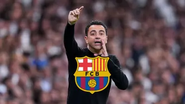 Xavi Hernandez giving directions to his FC Barcelona players during a game.