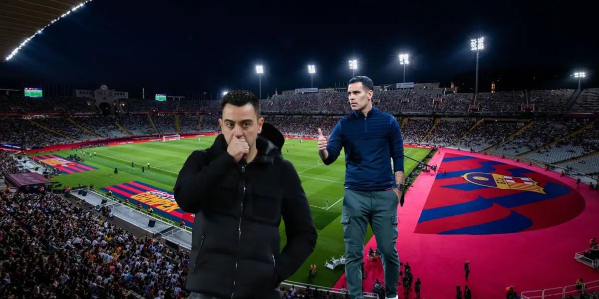 Xavi is worried during an FC Barcelona match while Rafael Marquez gives the thumbs up.