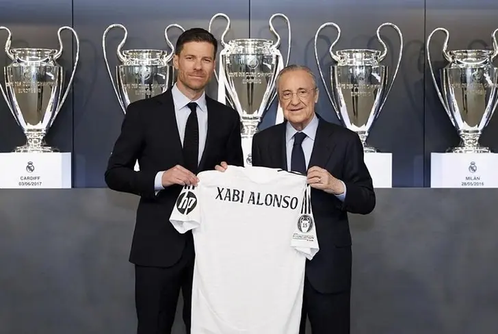 Florentino Pérez anda Xabi Alonso Photo Marca