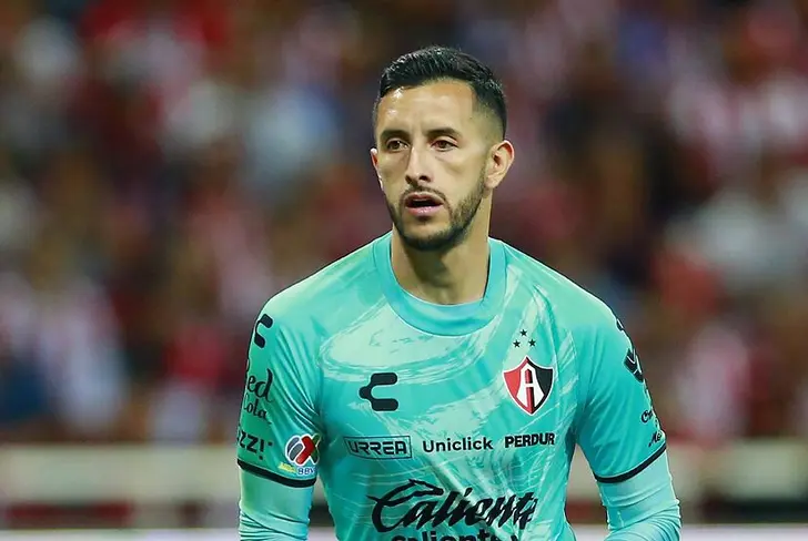 Camilo Vargas with the Atlas jersey. (Source: Marca.com)